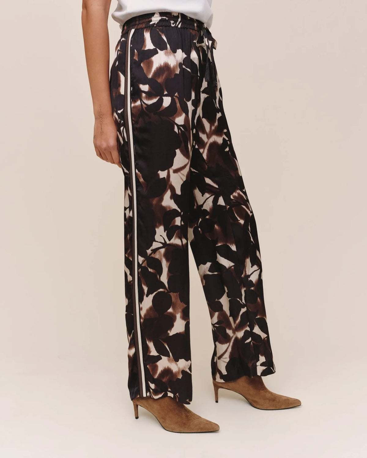 Bella Dahl Dressed Up Track Pant With Stripe - Shadow Floral Print